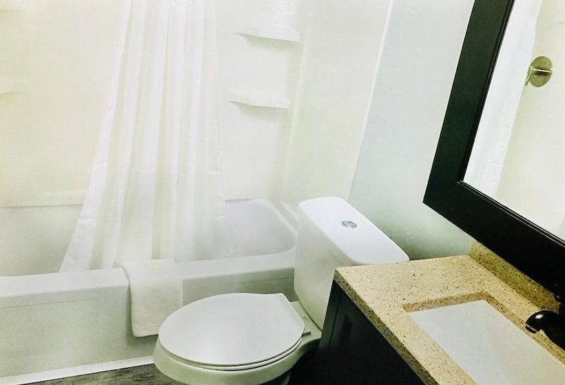 فندق Montgomery Inn & Suites