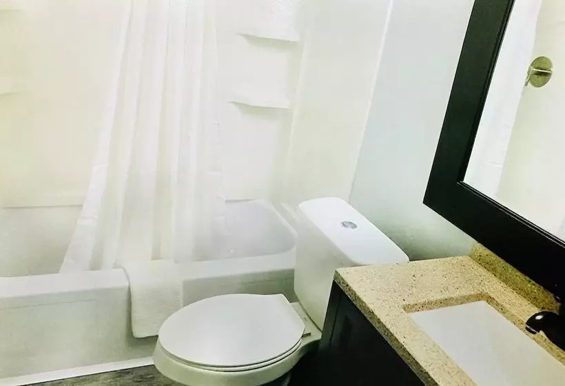 هتل Montgomery Inn & Suites