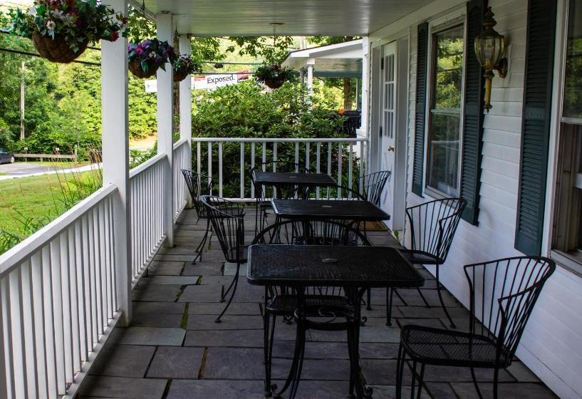 فندق The Stowe Inn &tavern