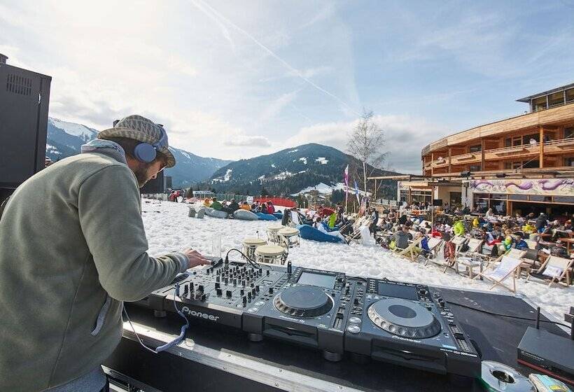 Holzhotel Forsthofalm