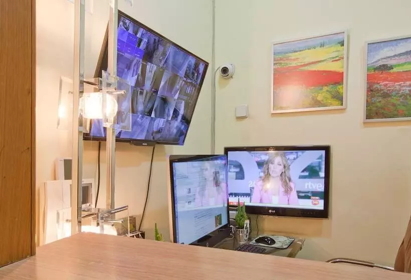 مسافرخانه Luz Madrid Rooms