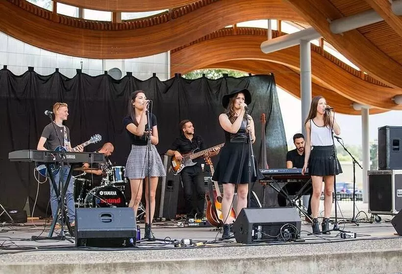 Crash Hotel Squamish