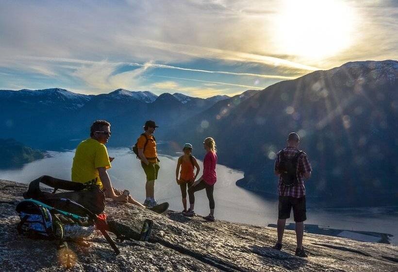 Crash Hotel Squamish