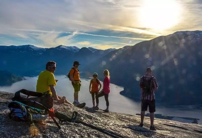 Crash Hotel Squamish