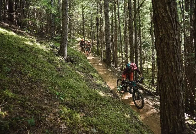 Crash Hotel Squamish