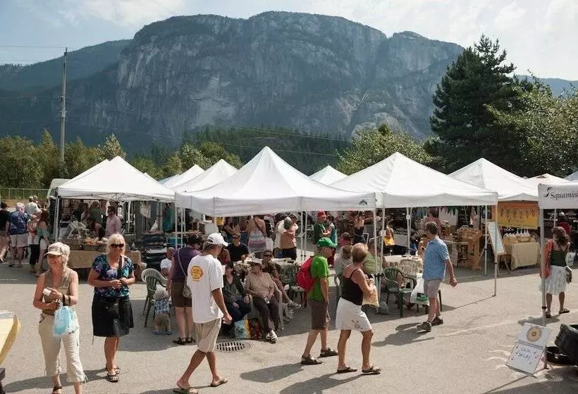 Crash Hotel Squamish