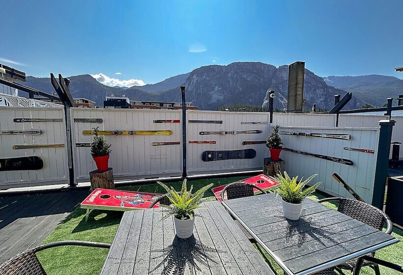 Crash Hotel Squamish