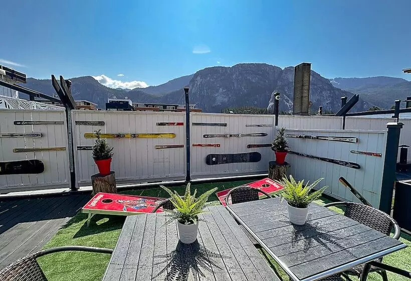 Crash Hotel Squamish