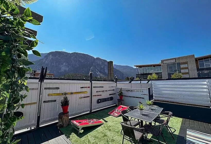 Crash Hotel Squamish