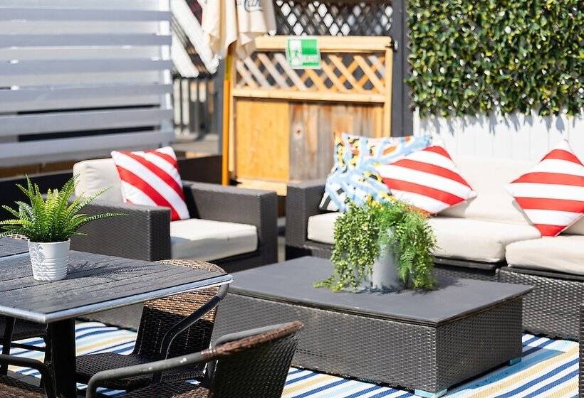 Crash Hotel Squamish