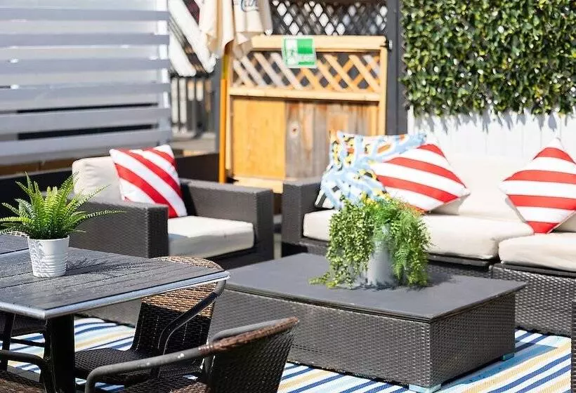 Crash Hotel Squamish