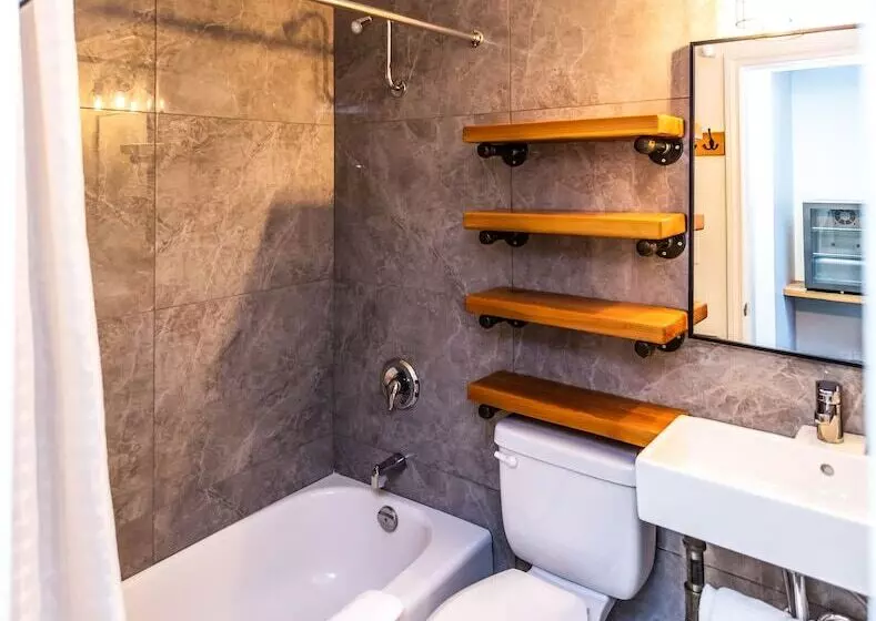 Crash Hotel Squamish