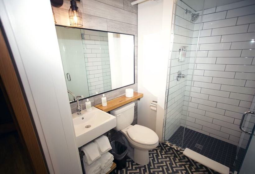 Crash Hotel Squamish