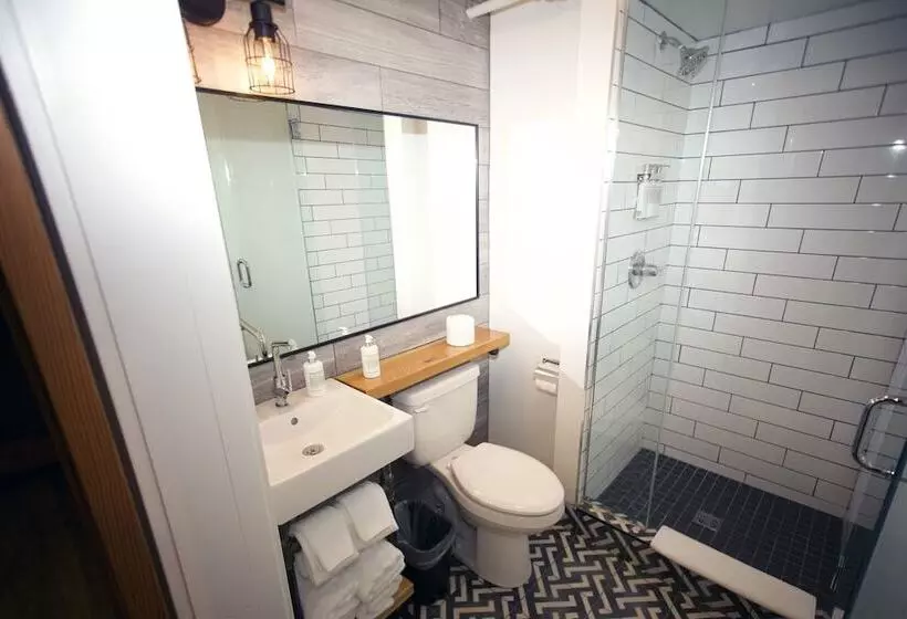 Crash Hotel Squamish