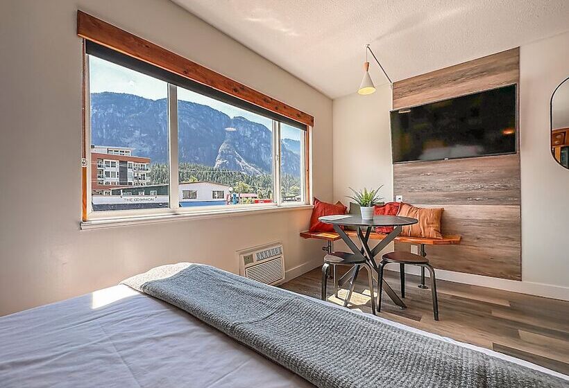 Crash Hotel Squamish