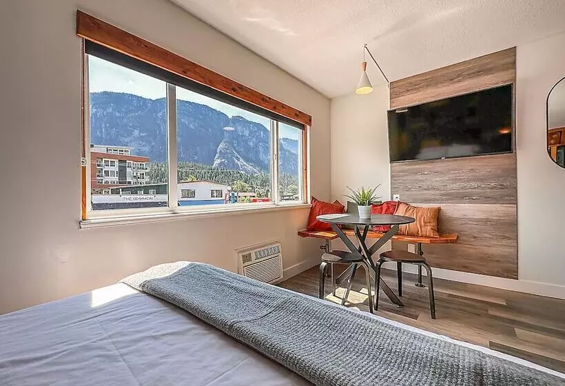 Crash Hotel Squamish