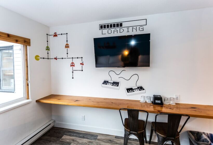 Crash Hotel Squamish