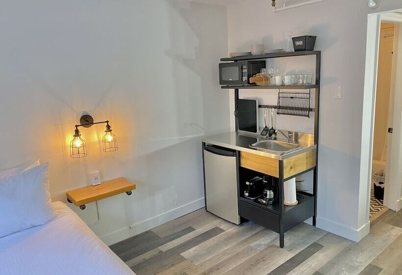 Crash Hotel Squamish