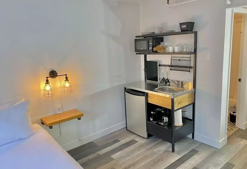 Crash Hotel Squamish