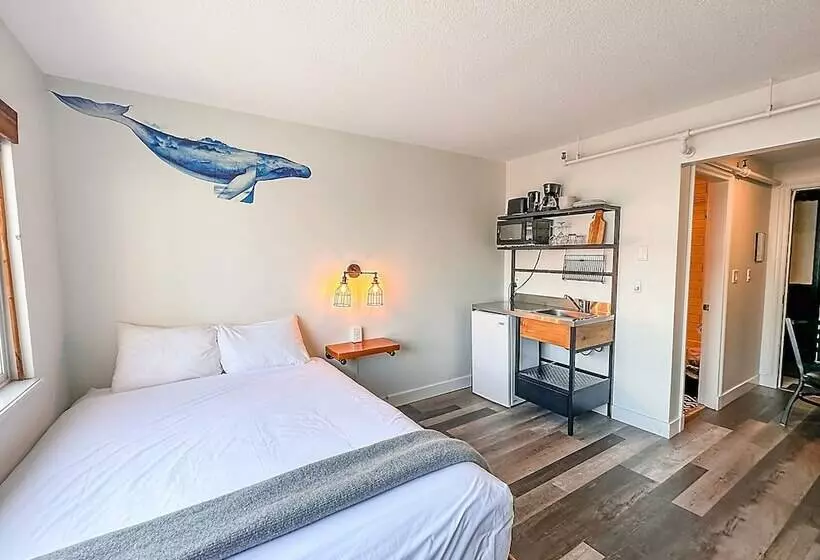 Crash Hotel Squamish