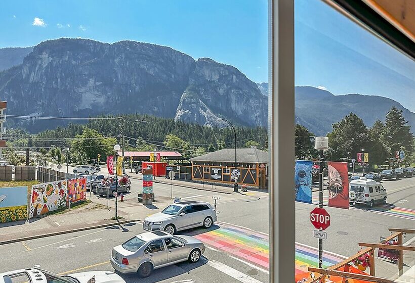 Crash Hotel Squamish