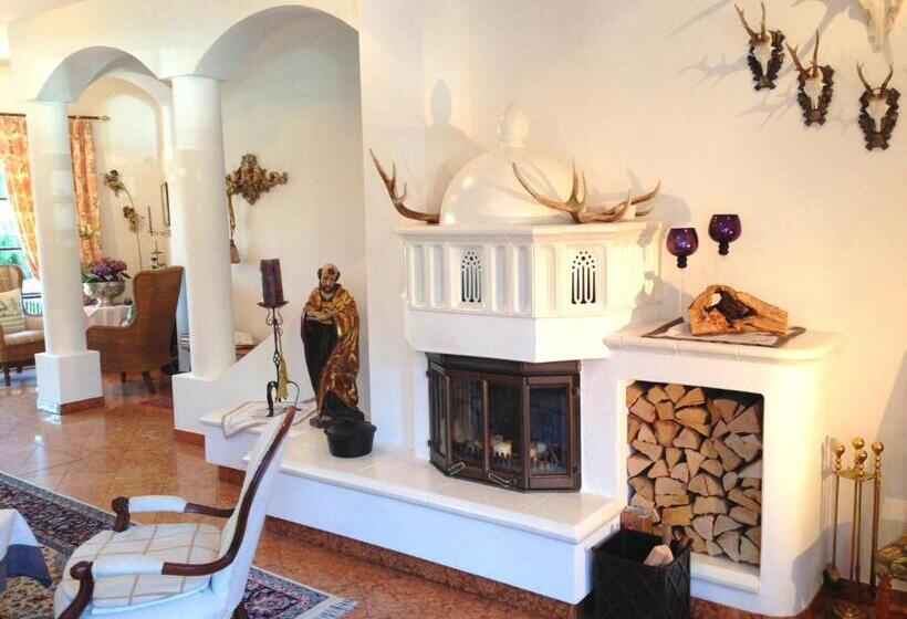 Отель Dietrichsteinerhof Apartments & Rooms