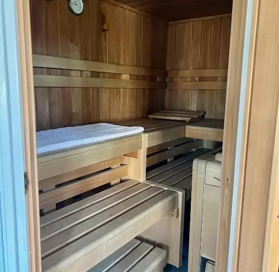 Отель Dietrichsteinerhof Apartments & Rooms