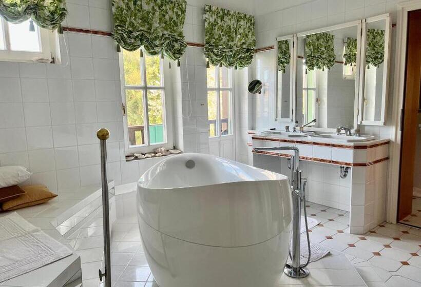 Отель Dietrichsteinerhof Apartments & Rooms