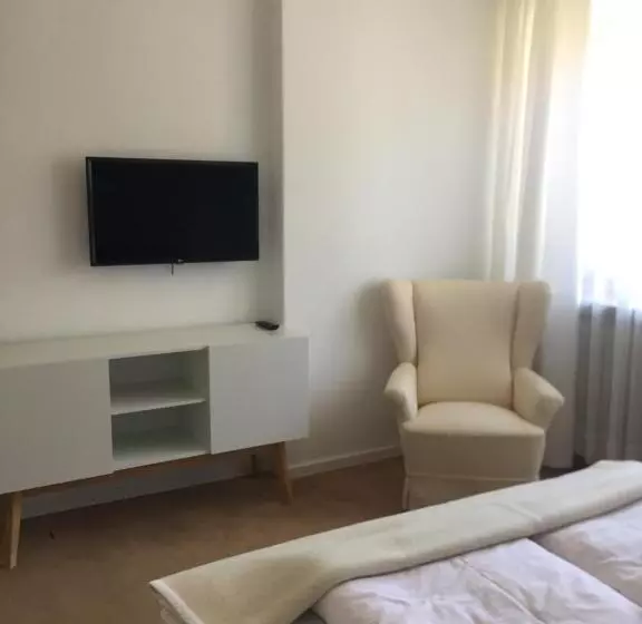 Отель Dietrichsteinerhof Apartments & Rooms