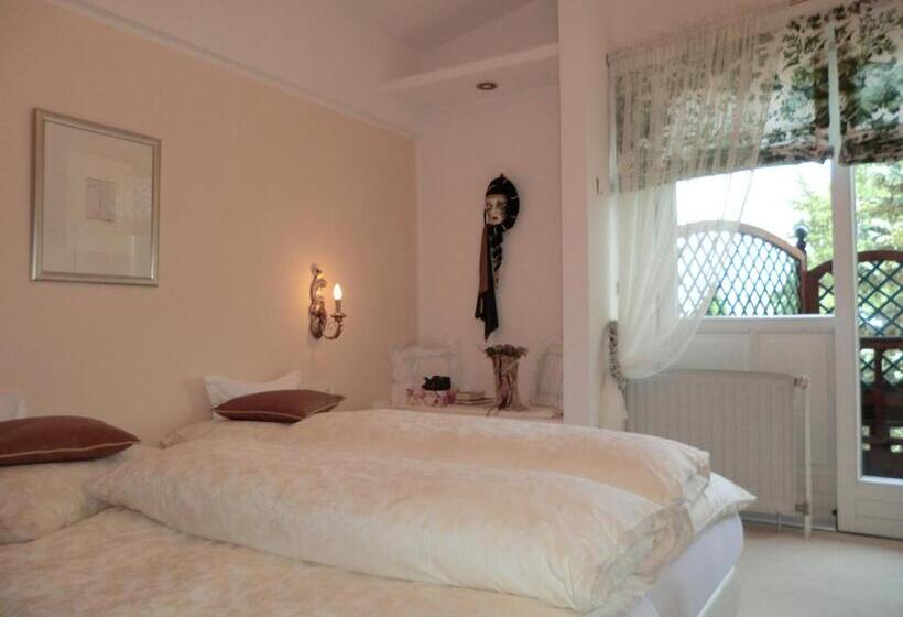 Отель Dietrichsteinerhof Apartments & Rooms