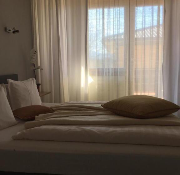 Отель Dietrichsteinerhof Apartments & Rooms