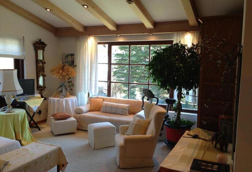 Отель Dietrichsteinerhof Apartments & Rooms