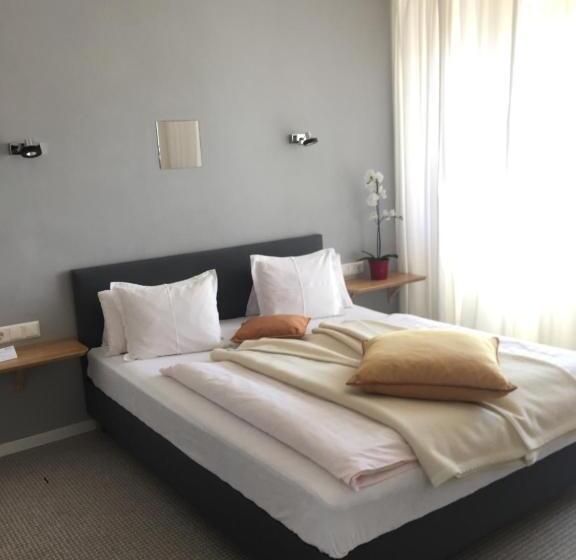 Отель Dietrichsteinerhof Apartments & Rooms