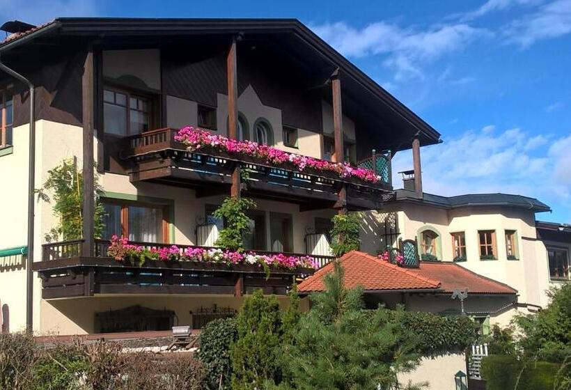 Отель Dietrichsteinerhof Apartments & Rooms