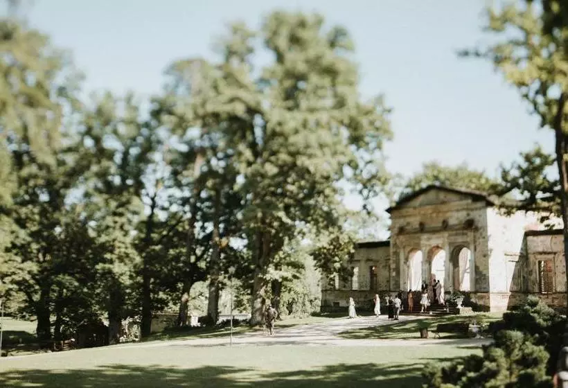 هتل Malpils Manor