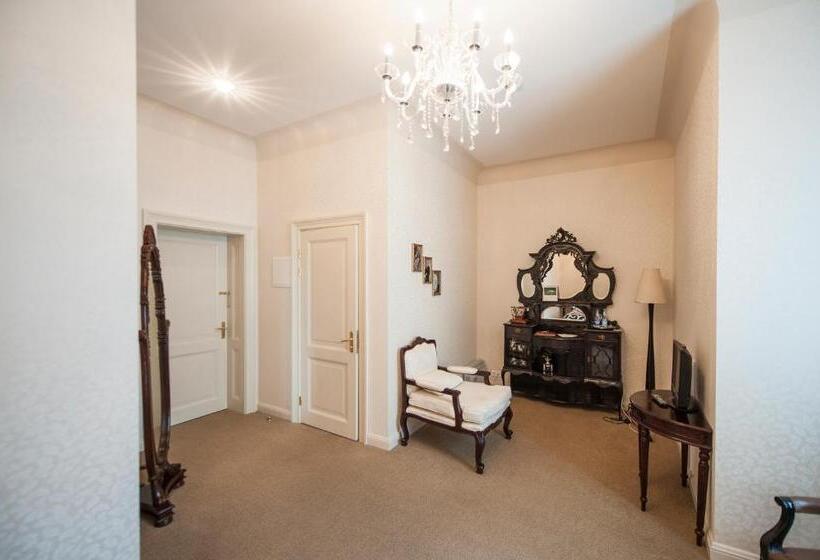 هتل Malpils Manor