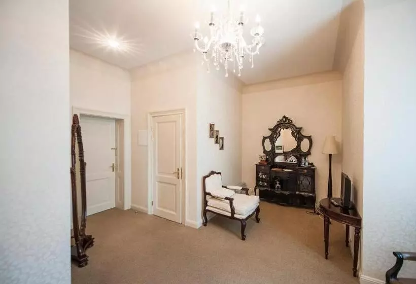 هتل Malpils Manor