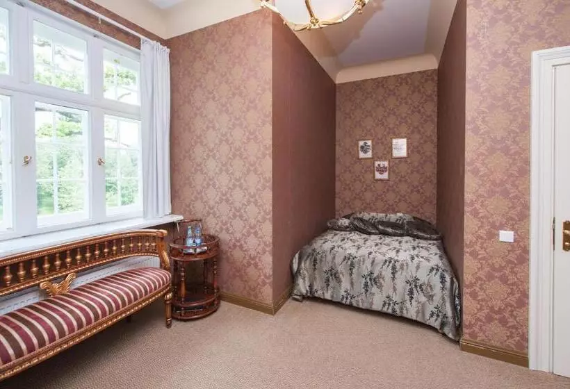 هتل Malpils Manor