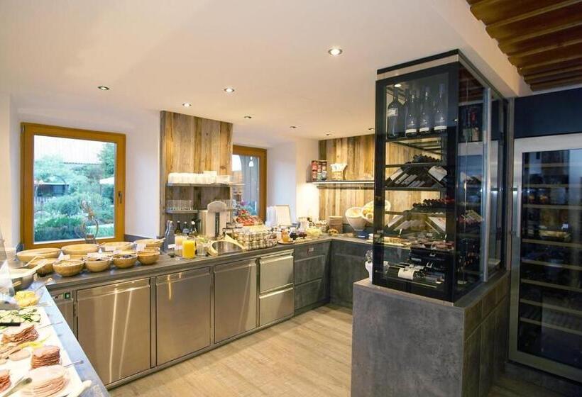 فندق Zum Weissensee