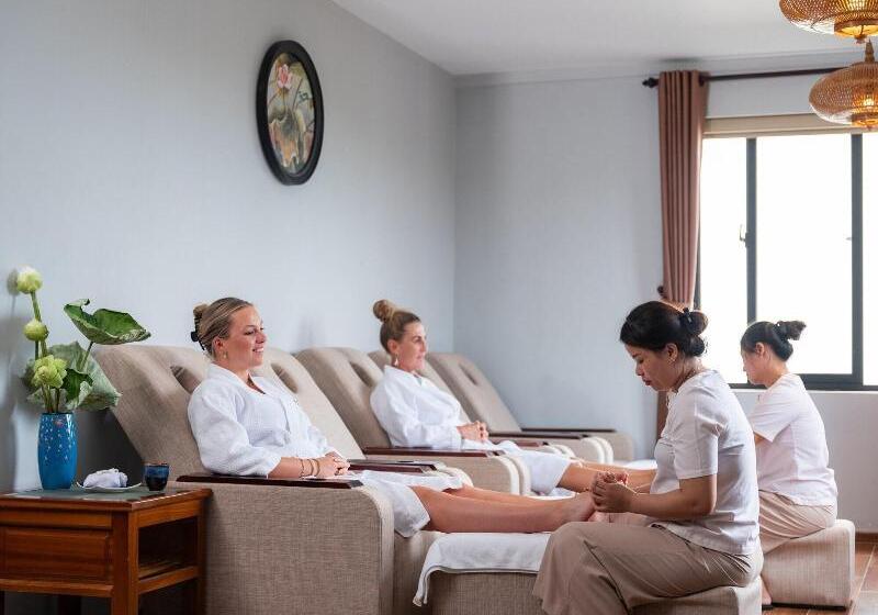 هتل Shining Riverside Hoi An Boutique & Spa