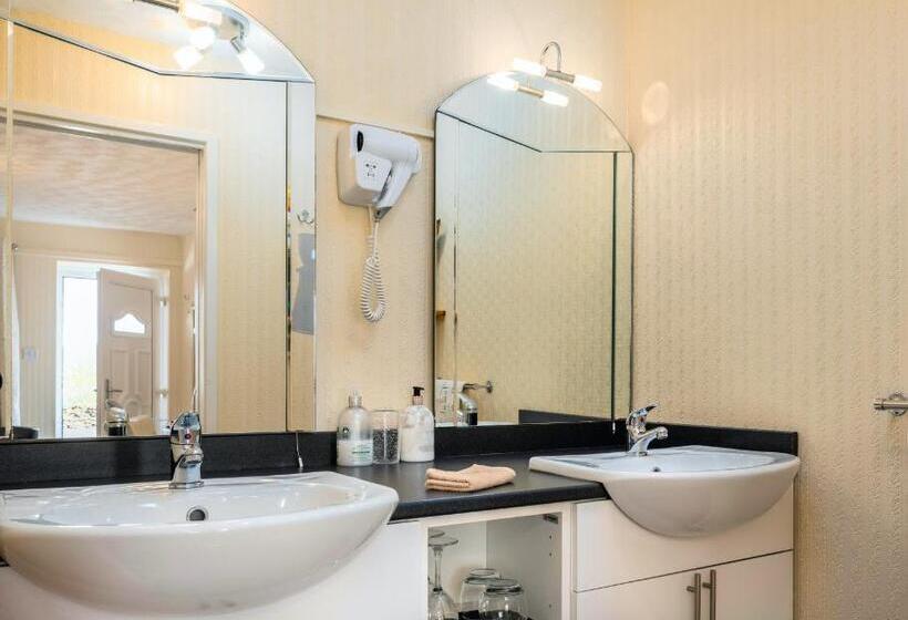 Estuary Lodge Motel B&b