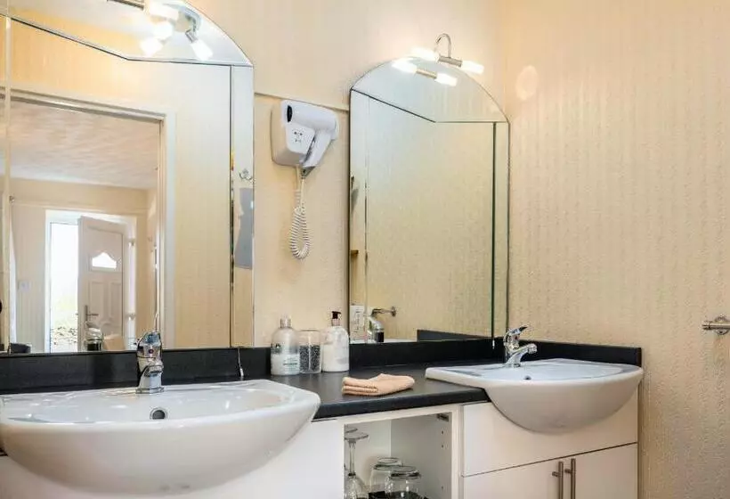 Estuary Lodge Motel B&b