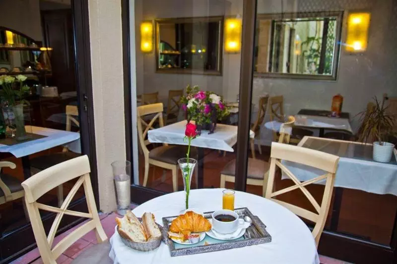 ホテル Hôtel Du Mont Dore Batignolles