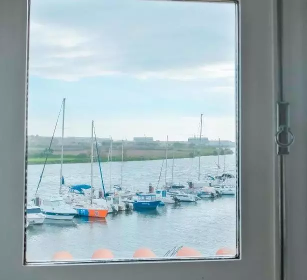 ベッドアンドブレックファースト Naval Guest House & Bistro