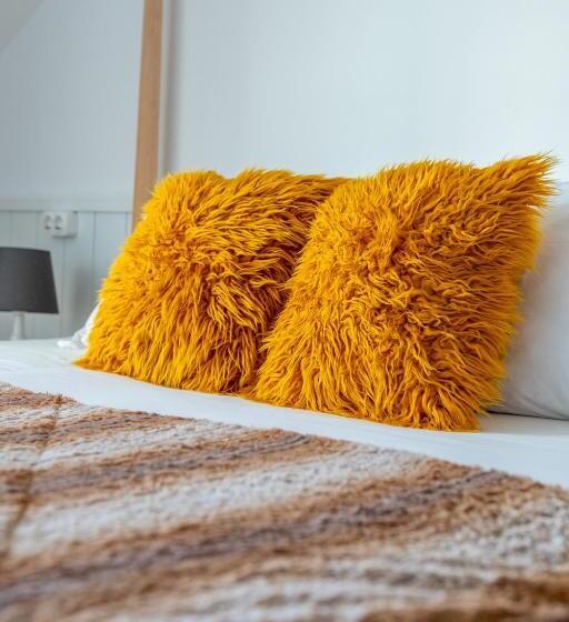 تختخواب و صبحانه Naval Guest House & Bistro