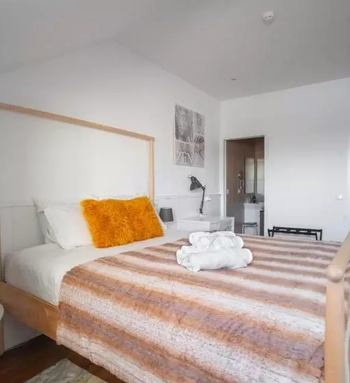 ベッドアンドブレックファースト Naval Guest House & Bistro