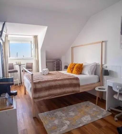 ベッドアンドブレックファースト Naval Guest House & Bistro