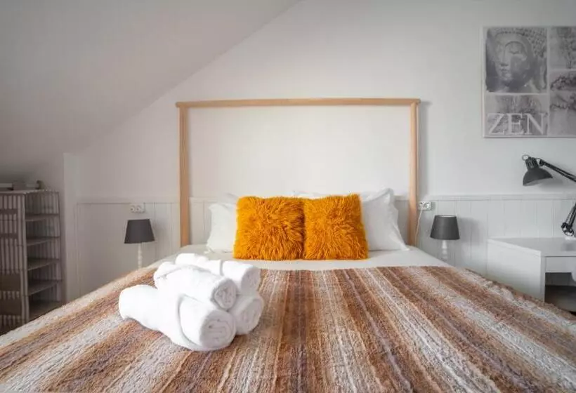 ベッドアンドブレックファースト Naval Guest House & Bistro