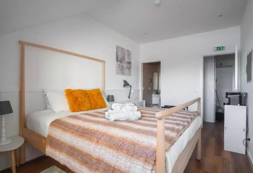 ベッドアンドブレックファースト Naval Guest House & Bistro