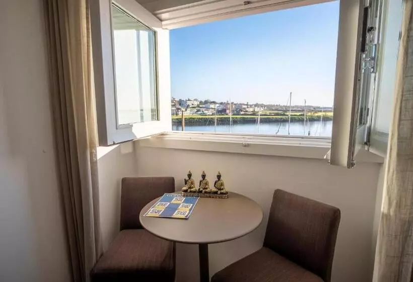 ベッドアンドブレックファースト Naval Guest House & Bistro